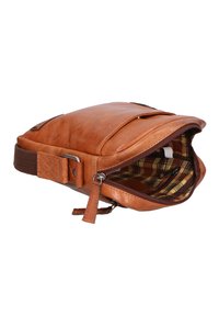 Borsa a spalla in pelle marrone con tracolla regolabile, dotata di chiusura a zip e rivestimento interno in tessuto scozzese. Forma compatta e rettangolare.