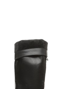 Schwarzer kniehoher Stiefel aus Leder mit einem umgeschlagenen schwarzen Wildlederbündchen. Verfügt über eine glatte Textur, glänzende Akzente und eine silberfarbene Metallverzierung.