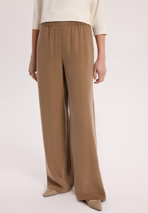 - Spodnie materiałowe