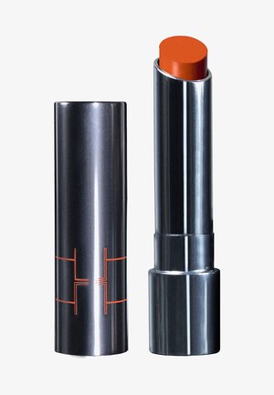 Lápiz labial con un estuche plateado brillante, que presenta un bullet naranja mate. El diseño incluye un patrón grabado minimalista en un lado.