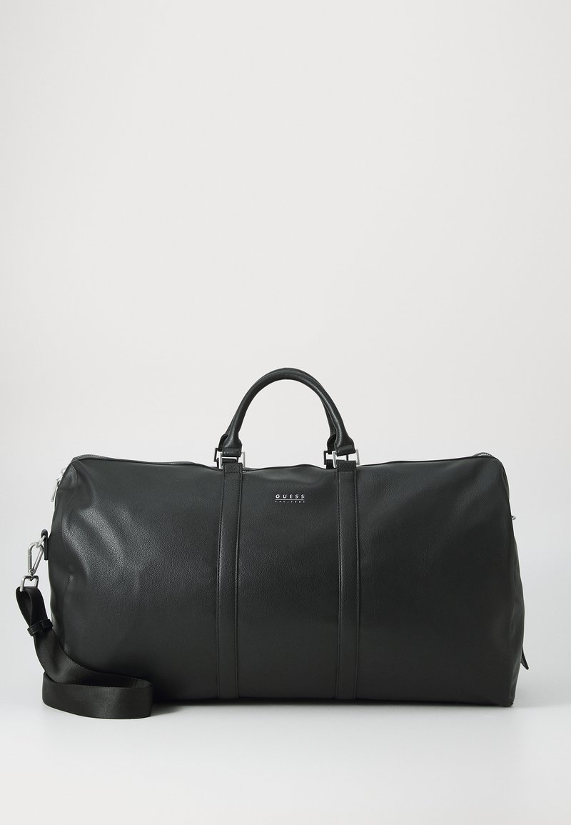 Crna kožna putna torba s dvostrukim gornjim ručkama, podesivim remenom za rame i srebrnim detaljima. Ima suptilan brend i glatku teksturu.