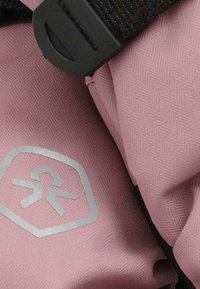 Roza tkaninska torba s ribjo kostjo, z črnim strojni delom in srebrnim logotipnim ploščico. Notranjost kaže detajle šivanja.