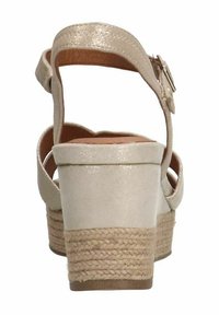 Beige haksandalen met een gestructureerde band, een gespsluiting en een jute-wikkelde plateauzool. Glad afwerking met een subtiele glans.