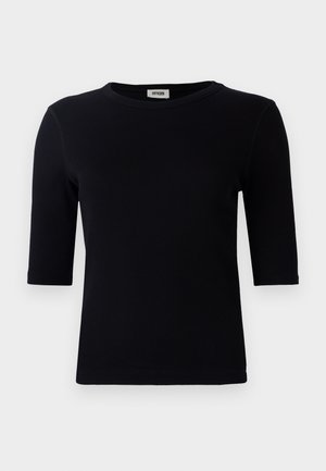 T-shirt noir à côtes avec un col rond et des manches trois-quarts. Le tissu a une texture lisse et une ligne d'ourlet droite. Pas de marque visible.