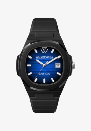 Orologio nero con quadrante blu testurizzato, lancette argentate, display della data e etichetta "SWISS MADE". Presenta un cinturino in gomma e un design della cassa rotondo.