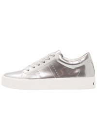 Zilverkleurige metallic sneaker met een gladde textuur, afgeronde neus, witte rubberen zool en veterontwerp. Voorzien van subtiele studs aan de zijkant.