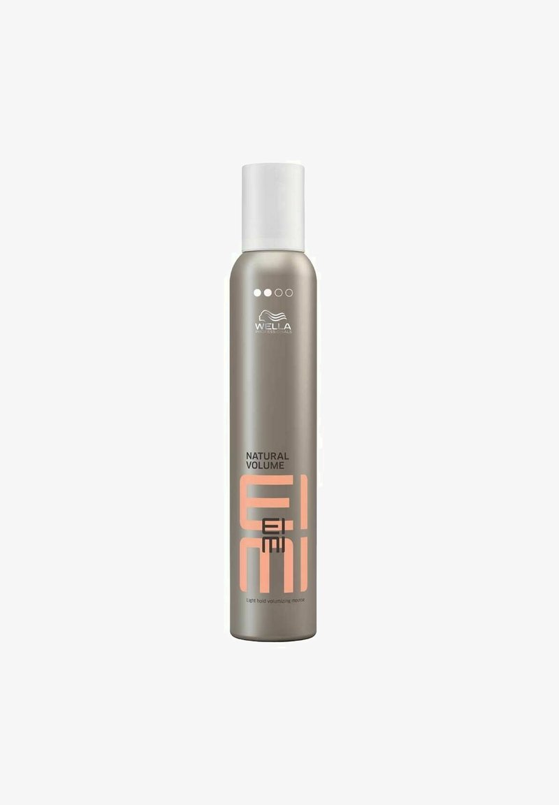 Metallinen beige Wella EIMI Natural Volume -moussepullo valkoisella korkilla, suunniteltu kevyeseen pidon ja hiusten tuuheuttamiseen.