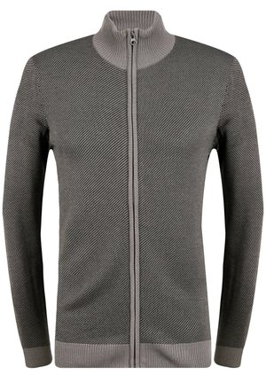 Pilkas užtrauktukas megztinis su aukštu apykakle, kuris turi tekstūruotą herringbone raštą ir įtemptus rankogalius bei apatinę dalį, kad sukurtų prigludusį vaizdą.