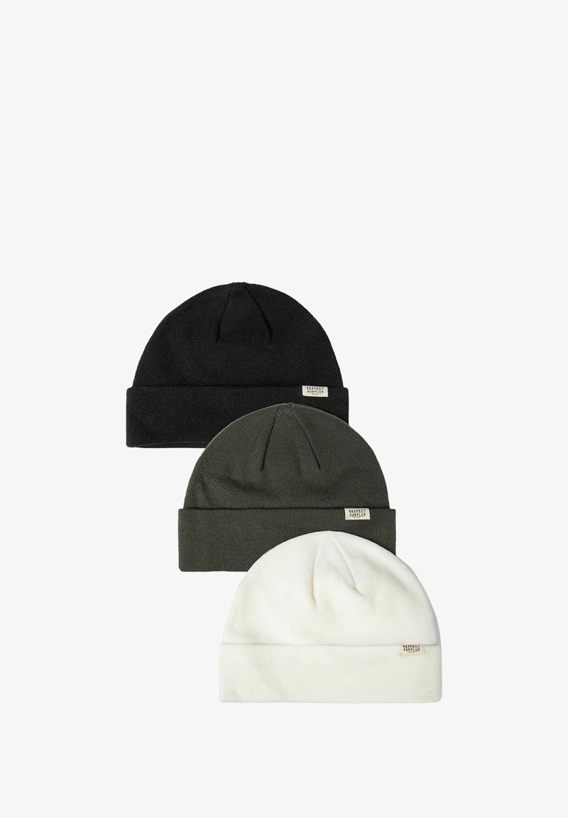 Három kötött sapka fekete, sötétzöld és fehér színben, mindegyik kis téglalap alakú címkével a hajtott szegélyen.