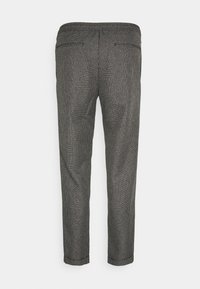 Szare spodnie w kratę o luźnym kroju, z elastycznym paskiem w talii, tylnymi kieszeniami i zwężającą się nogawką.