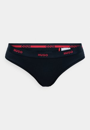 Chiloței negri cu o textură netedă, logo-ul roșu "HUGO" pe talie, design cu talie medie și croială clasică.