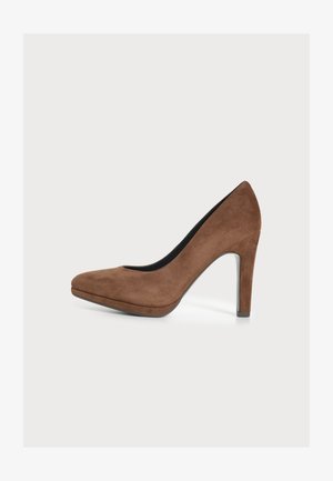 Escarpin en daim marron à talon haut avec un bout fermé et un talon fin sur un fond clair uni.