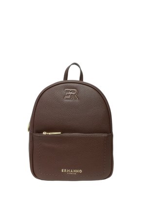 Zaino in pelle marrone dalla forma arrotondata, con tasca frontale con zip, logo impresso e accenti in metallo dorato.