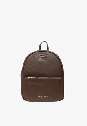 Zaino in pelle marrone dalla forma arrotondata, con tasca frontale con zip, logo impresso e accenti in metallo dorato.