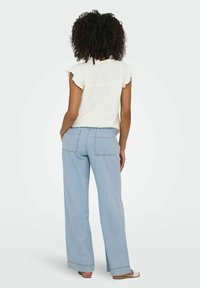 JDY JDYPENNY - Brīva piegriezuma džinsi - light blue denim