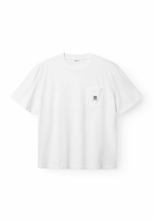 Weißes T-Shirt mit kurzen Ärmeln und Rundhalsausschnitt, mit einer Brusttasche, die ein kleines schwarzes Logo und den Markennamen auf der Tasche trägt.