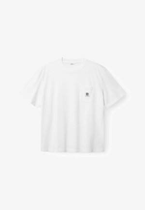 Valge lühikeste varrukatega ümara kaelusega T-särk, millel on rinnatasku, kus asub väike must logo ja brändinimi.