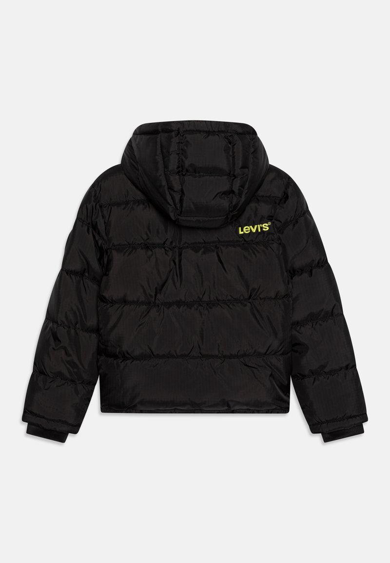 Zwarte pufferjack met capuchon, gewatteerde stiksels en geel Levi's-logo op de bovenrug, plat weergegeven vanaf de achterkant.