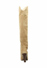 Bottes beiges en daim au-dessus du genou avec un bout pointu et un talon effilé, présentant une texture lisse et un design à tige haute.