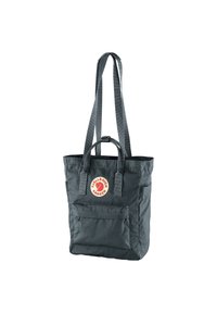 Borsa a spalla grigia in tessuto con manico superiore e cinturini regolabili, dotata di una tasca con zip frontale e un logo circolare sulla parte anteriore.