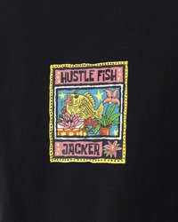 Czarna tkanina z kolorową grafiką z rybą i roślinami. Tekst brzmi „HUSTLE FISH JACKER” w ozdobnej ramce.