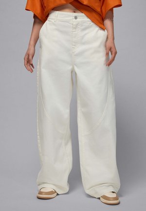 Wijdvallende witte denim broek met zijzakken en een rechte snit, met een knoopsluiting en contrasterende stiksels.