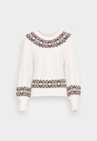 Pull en maille torsadée blanc avec empiècement, poignets et ourlet à motifs marron, noir et beige, manches longues bouffantes et encolure ronde.