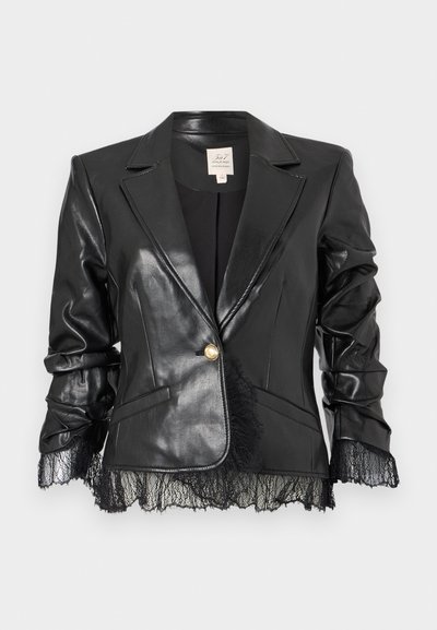 Fekete bőr blézer testhezálló szabással, sarkos hajtókával, egyetlen arany gombbal, valamint finom csipke díszítéssel az alsó szélén és az ujjvégeken.
