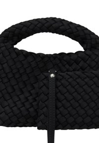 Bolso de mano tejido en negro con un asa redondeada, que presenta una superficie texturizada, un bolsillo desmontable y elegantes acentos de hardware.