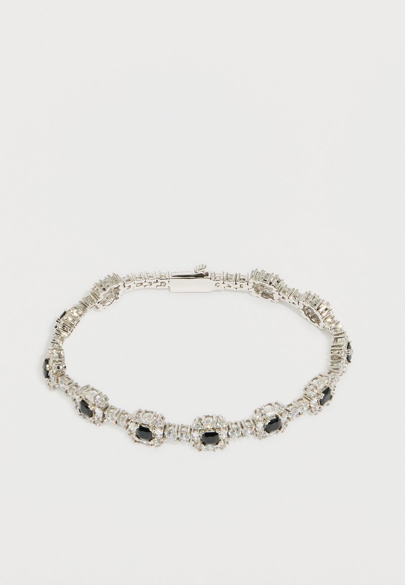 Ασημένιο βραχιόλι με μαύρους τετράγωνους πολύτι�μους λίθους περιτριγυρισμένους από μικρά καθαρά κρύσταλλα, με κούμπωμα τύπου κλείστρου.