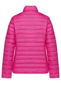 Roze pufferjack met horizontale gestikte naden, hoge kraag en lange mouwen. Het materiaal lijkt lichtgewicht en soepel. Geen zichtbare sluitingen.