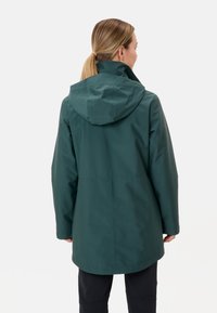 Groene waterdichte jas met een capuchon, voorzien van een rechte snit en een soepele textuur. Geen zichtbare patronen of hardware-details.