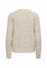 Jersey de punto color beige claro con una textura suave, mangas largas y un escote redondeado. La parte de atrás presenta un diseño simple y sin costuras.