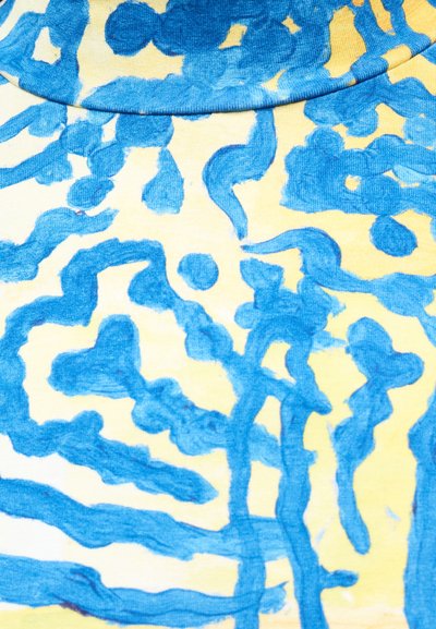 Κίτρινο ύφασμα με αφηρημένα υφήματα μπλε μοτίβα που μοιάζουν με οργανικά σχήματα και γραμμές.