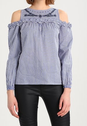 Blusa blu e bianca a righe con scollo off-the-shoulder, colletto e maniche a volant, decorata con accenti floreali ricamati e polsini elasticizzati.