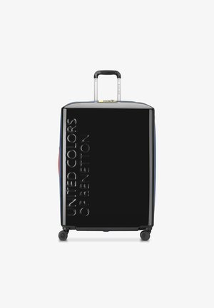 Valigia rigida nera con finitura lucida. Caratterizzata da un manico telescopico, quattro ruote e testo del logo impresso. Dettagli blu e rossi.