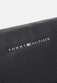 Tommy Hilfiger TRANSIT POUCH - Kosmetická taška - black