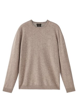 Beżowy sweter z okrągłym dekoltem i długim rękawem, z prążkowanymi mankietami i dołem, wyeksponowany na białym tle.