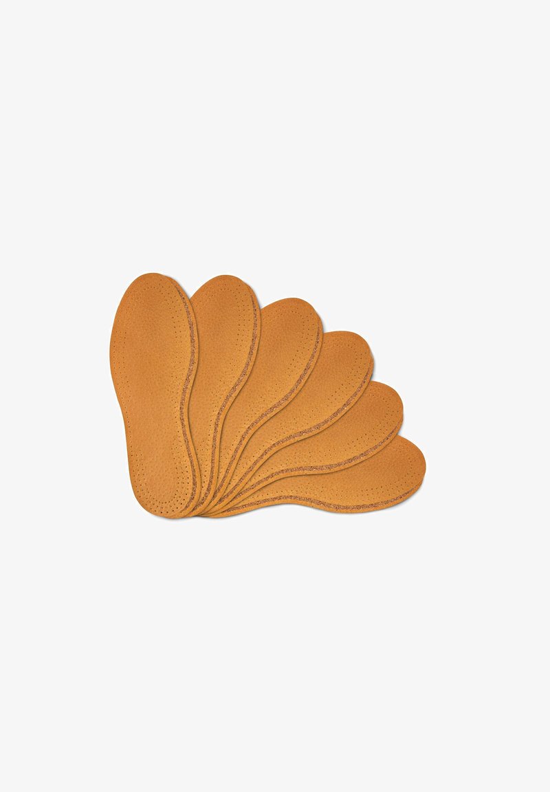 Semelles en cuir marron, présentant une texture lisse, une forme arrondie et un design perforé, agencées en forme d'éventail sur un fond blanc.