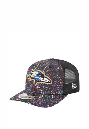 Casquette noire ajustable avec un motif éclaboussé coloré, logo brodé des Baltimore Ravens et dos en maille pour la ventilation.