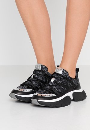 Trainers - black