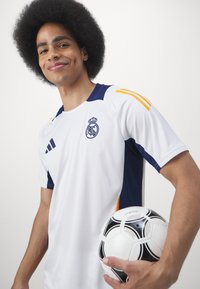 adidas Performance REAL MADRID 24/25  JERSEY - Sporto klubų atributika - white/team navy blue/crew orange