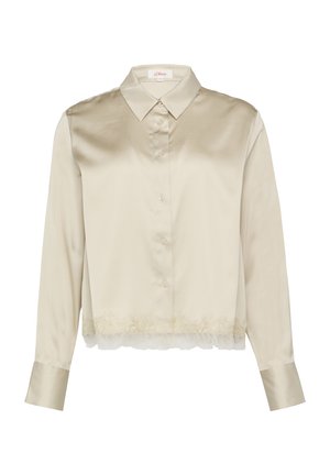 Beżowa satynowa bluzka z długimi rękawami, klasycznym kołnierzykiem, zapinana na guziki z koronkowym wykończeniem u dołu. Gładka tekstura, dopasowany krój.