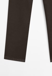 Tmavě hnědé kalhoty s rovným střihem na bílém pozadí, zobrazující čisté lemy a hladkou texturu látky.