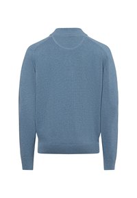 Blauwe gebreide trui met een hoge kraag, geribde manchetten en een geribde onderrand. Gladde textuur met een eenvoudige uitstraling. Achteraanzicht weergegeven.