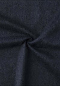 Tejido de forro polar de color azul marino oscuro, textura suave, superficie ligeramente difusa, dispuesto en espiral, mostrando su calidad densa y cálida.