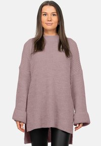 Gebreide oversized trui in zachte mauve, met geribbelde textuur, brede mouwen en een high-low zoom voor een ontspannen pasvorm.