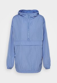 Jasnoniebieska kurtka anorak z półzamkiem z przodu, elastycznymi mankietami i ściągaczem u dołu. Wykonana z materiału odpornego na wodę o gładkiej teksturze.