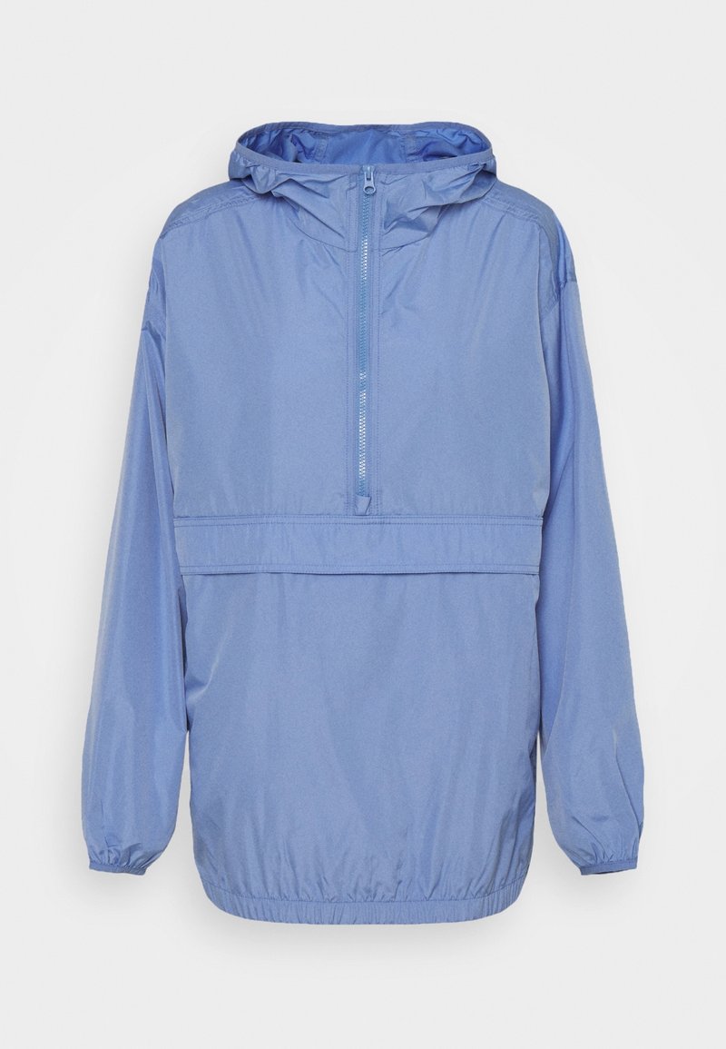 Jasnoniebieska kurtka anorak z półzamkiem z przodu, elastycznymi mankietami i ściągaczem u dołu. Wykonana z materiału odpornego na wodę o gładkiej teksturze.