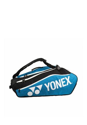 Blauwe en zwarte Yonex sporttas met witte ritssluitingen en schouderriem, bedoeld om badminton- of tennisuitrusting te vervoeren.